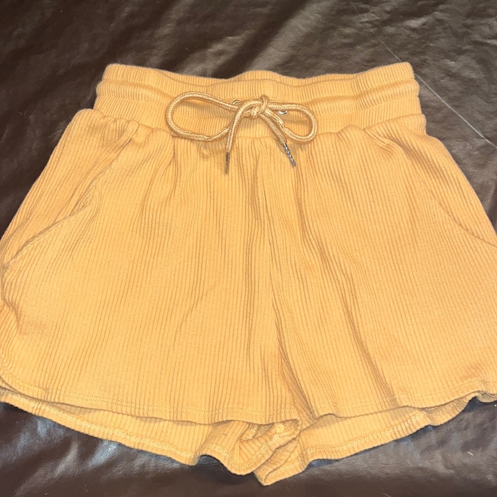 Yellow shorts with pockets and a tie
